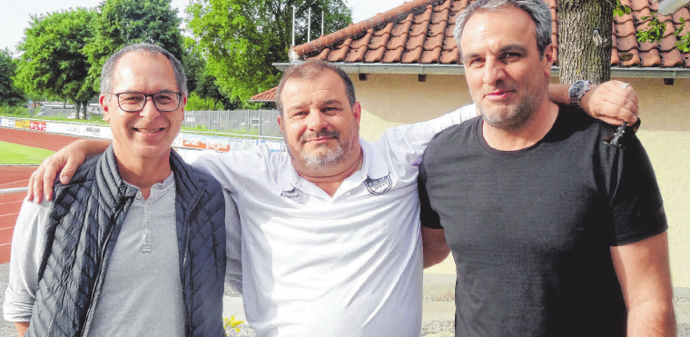 Nach dem Spiel gegen Heidenheim trennen sich ihre Wege: (v.l.) 2. Vorsitzender Jürgen Frommeld, 1. Vorsitzender Frank Dinser, Cheftrainer Miroslav Topalusic. FOTO: SCHWARZ Nach dem Spiel gegen Heidenheim trennen sich ihre Wege: (v.l.) 2. Vorsitzender Jürgen Frommeld, 1. Vorsitzender Frank Dinser, Cheftrainer Miroslav Topalusic. FOTO: SCHWARZ