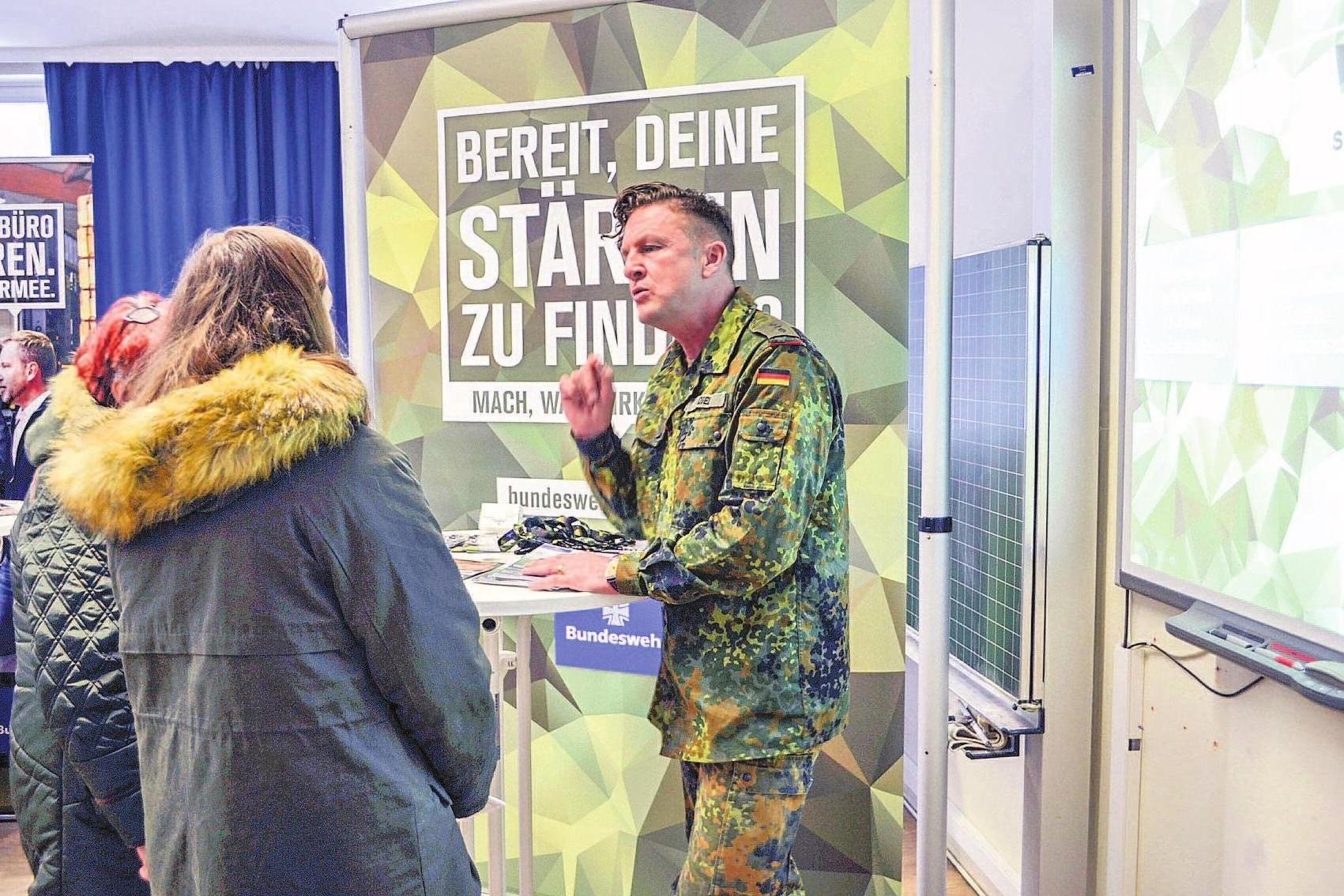 Bundeswehr, Polizei und Behörden geben Auskunft. Bundeswehr, Polizei und Behörden geben Auskunft.