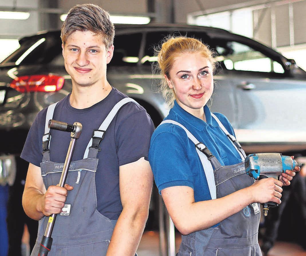 Die Autohaus Evers ist ausgezeichneter Ausbildungsbetrieb. Die angehenden Mechatroniker Philipp Bloch und Jella Jacobsen werden bei ihrer Ausbildung bestens auf die automobile Zukunft vorbereitet. Foto: Philipp Aissen Die Autohaus Evers ist ausgezeichneter Ausbildungsbetrieb. Die angehenden Mechatroniker Philipp Bloch und Jella Jacobsen werden bei ihrer Ausbildung bestens auf die automobile Zukunft vorbereitet. Foto: Philipp Aissen