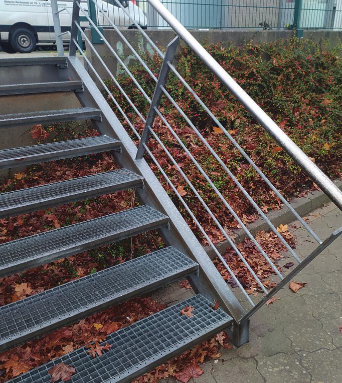Handläufe sichern Treppen an öffentlichen Plätzen und vor privaten Haustüren.