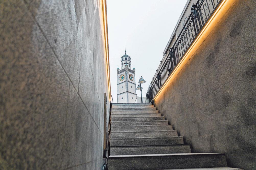 Die Marienplatz-Tiefgarage war in die Jahre gekommen. Aufgrund massiver Mängel wurde sie grundlegend saniert. Bild oben: Der Treppenaufgang ist mit Blick zum Blaserturm. FOTOS: MARIUS HARTINGER Die Marienplatz-Tiefgarage war in die Jahre gekommen. Aufgrund massiver Mängel wurde sie grundlegend saniert. Bild oben: Der Treppenaufgang ist mit Blick zum Blaserturm. FOTOS: MARIUS HARTINGER