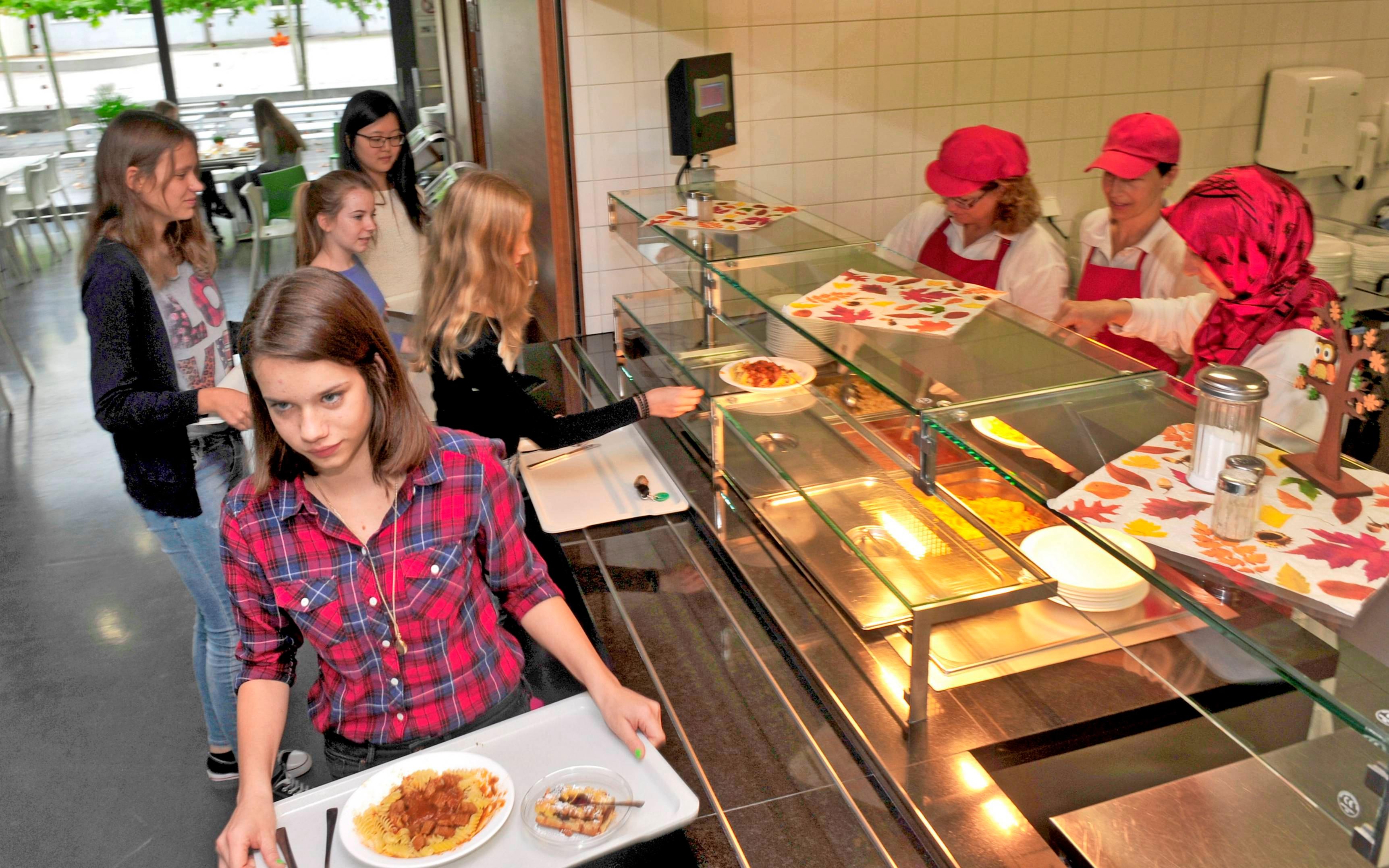 Von der Belieferung durch einen Catering-Service ausgenommen ist weiterhin das ASG . Dort bereitet ein ehrenamtliches Kochteam die Speisen zu, Foto: Archiv/Berger Von der Belieferung durch einen Catering-Service ausgenommen ist weiterhin das ASG . Dort bereitet ein ehrenamtliches Kochteam die Speisen zu, Foto: Archiv/Berger