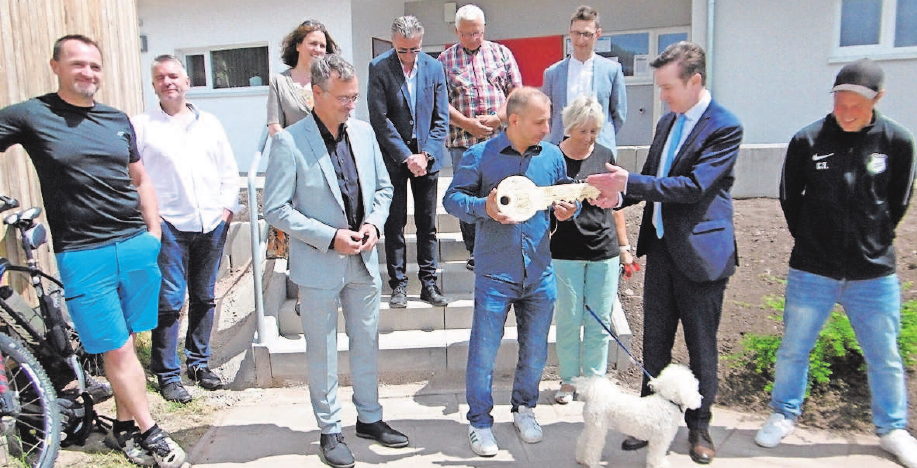 Thomas Leister, Andrew Schäfer, Annelie Reiter, Peter Ritschel, Architekt Burkhard Hoßfeld, Rolf Lüttich, Sven Hoßfeld, Elka Rödl, Daniel Weithaas, Klaus Bohl und Chris Traute bei der Schlüsselübergabe (v.l.). Fotos: Göring Thomas Leister, Andrew Schäfer, Annelie Reiter, Peter Ritschel, Architekt Burkhard Hoßfeld, Rolf Lüttich, Sven Hoßfeld, Elka Rödl, Daniel Weithaas, Klaus Bohl und Chris Traute bei der Schlüsselübergabe (v.l.). Fotos: Göring
