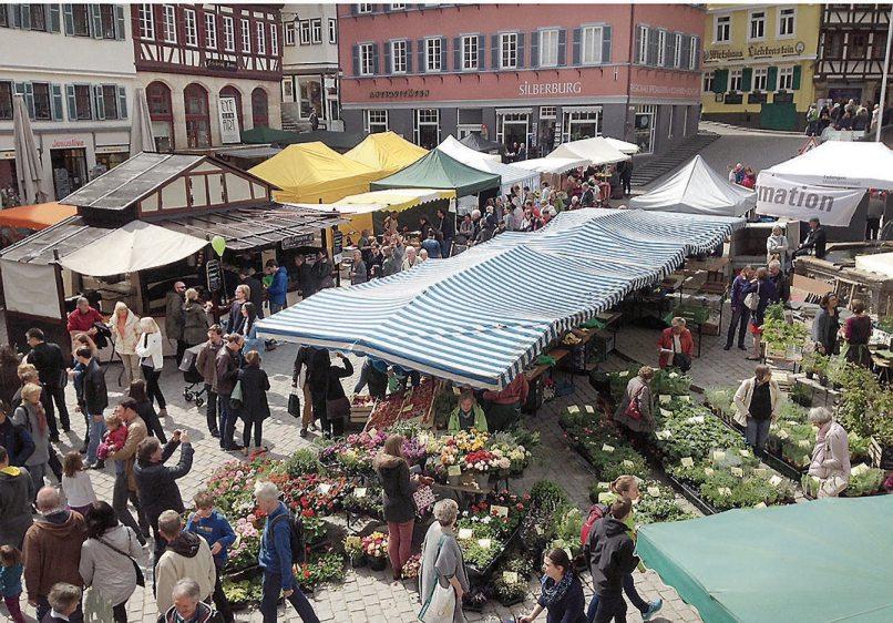 Gleich drei Veranstaltungen locken am Samstag, 30. April, in die Tübinger Altstadt: Regionalmarkt, fairer Markt und Klimatag . Bilder: Archiv