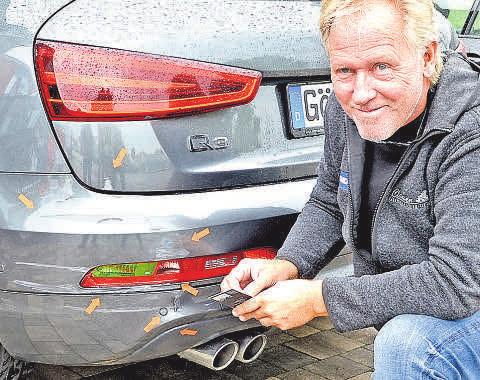 Schadensaufnahme: Für die Versicherung markiert Dirk Clausen die Beschädigungen mit Pfeilen. Schadensaufnahme: Für die Versicherung markiert Dirk Clausen die Beschädigungen mit Pfeilen.
