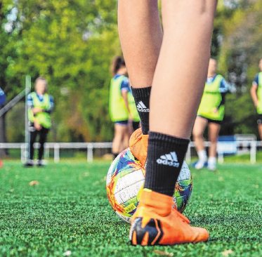 Eine Teamsportart wie Fußball im Lebenslauf zu erwähnen, erzeugt immer einen guten Eindruck. FOTO: ROBERT GÜNTHER, MAG Eine Teamsportart wie Fußball im Lebenslauf zu erwähnen, erzeugt immer einen guten Eindruck. FOTO: ROBERT GÜNTHER, MAG