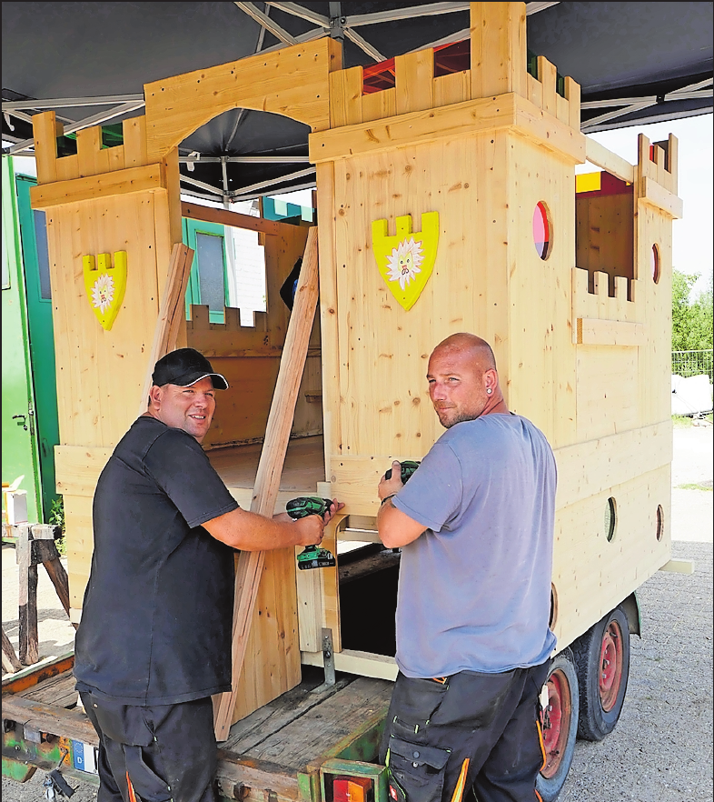 In der Freizeit haben Bauhofsleiter Marcel Schier (links) und Steffen Ehscheid die Kerwewagen der Gemeinde gebaut. FOTO: BOLTE In der Freizeit haben Bauhofsleiter Marcel Schier (links) und Steffen Ehscheid die Kerwewagen der Gemeinde gebaut. FOTO: BOLTE