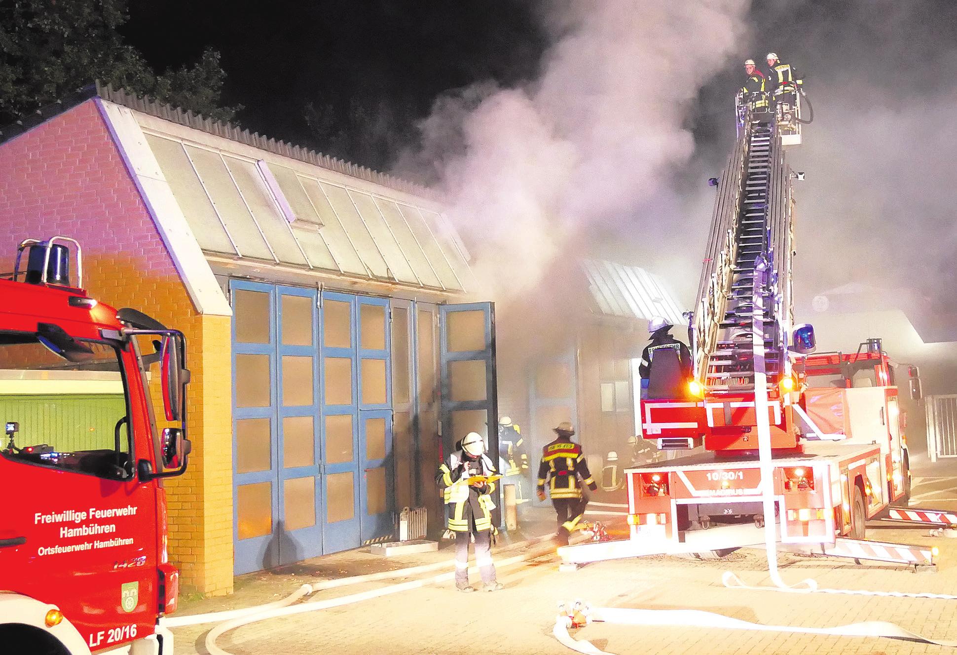Die Einsatzkräfte der Feuerwehr hatten bei der Übung mehrere Aufgaben abzuarbeiten. Foto: Feuerwehr Celle Die Einsatzkräfte der Feuerwehr hatten bei der Übung mehrere Aufgaben abzuarbeiten. Foto: Feuerwehr Celle