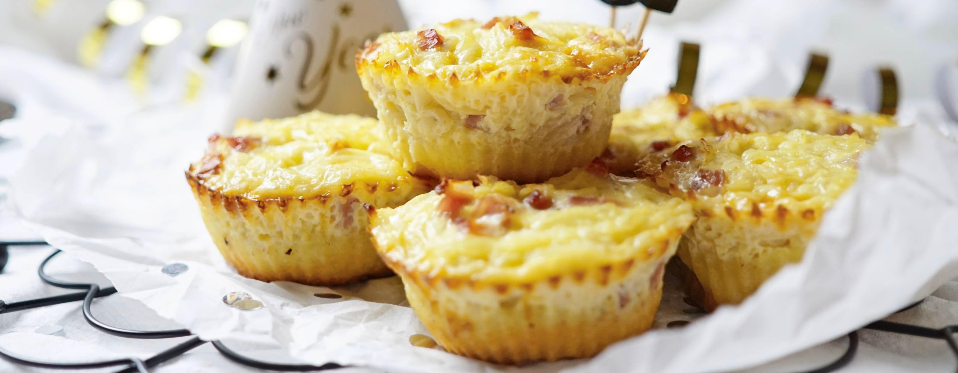 Pikante Muffins lassen sich gut für den Weihnachts-Brunch vorbereiten. Hier eine Variante aus Pizzateig, der mit einer Mischung aus Sahne, Zwiebel, Eier und Käse gefüllt und gebacken wird. Foto: dpa Pikante Muffins lassen sich gut für den Weihnachts-Brunch vorbereiten. Hier eine Variante aus Pizzateig, der mit einer Mischung aus Sahne, Zwiebel, Eier und Käse gefüllt und gebacken wird. Foto: dpa