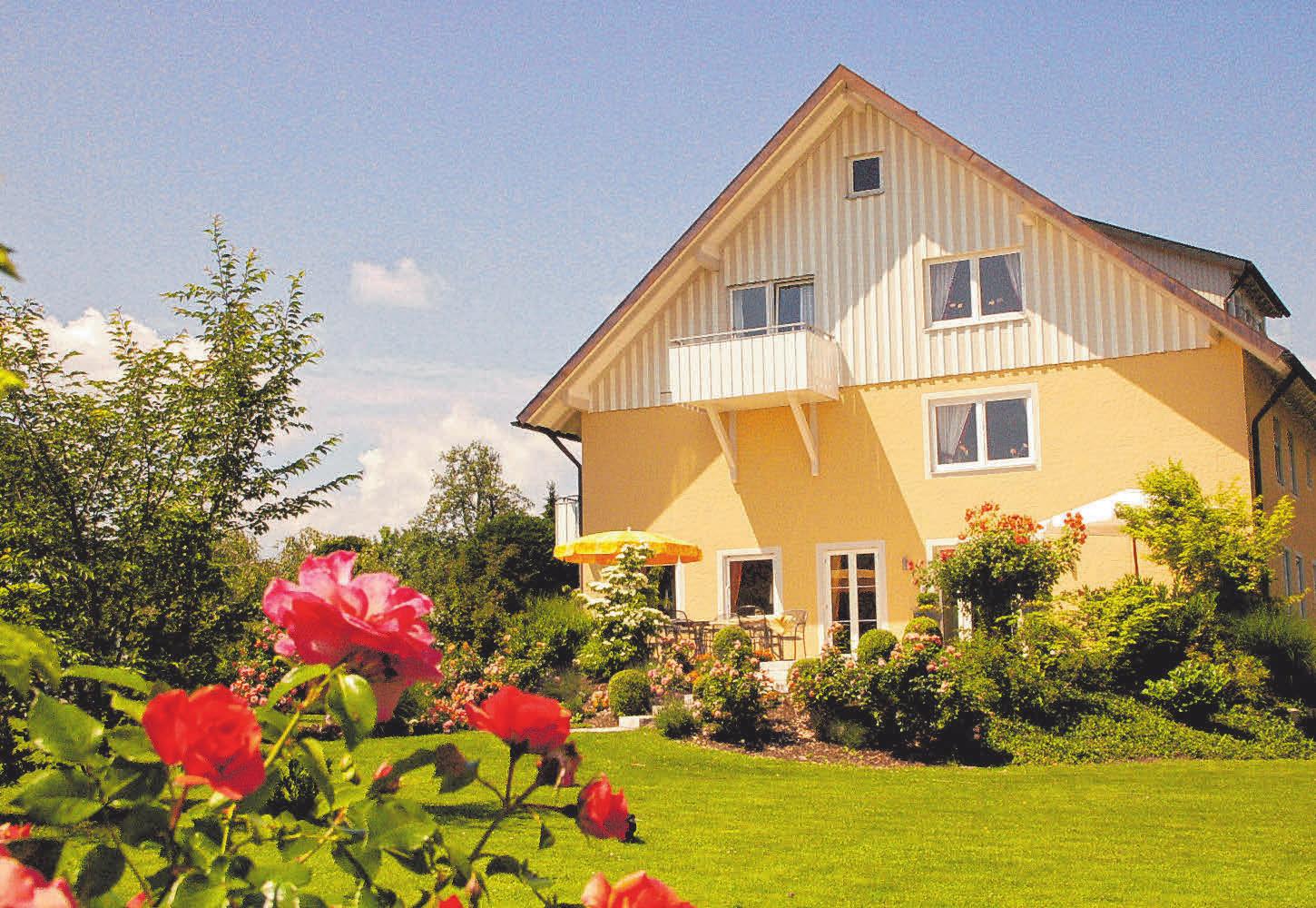 Umgeben von einem Feng-Shui-Garten in der Nähe des Bodensees inmitten von Wasserburg, befindet sich das Gästehaus Zürn. FOTO: OH Umgeben von einem Feng-Shui-Garten in der Nähe des Bodensees inmitten von Wasserburg, befindet sich das Gästehaus Zürn. FOTO: OH