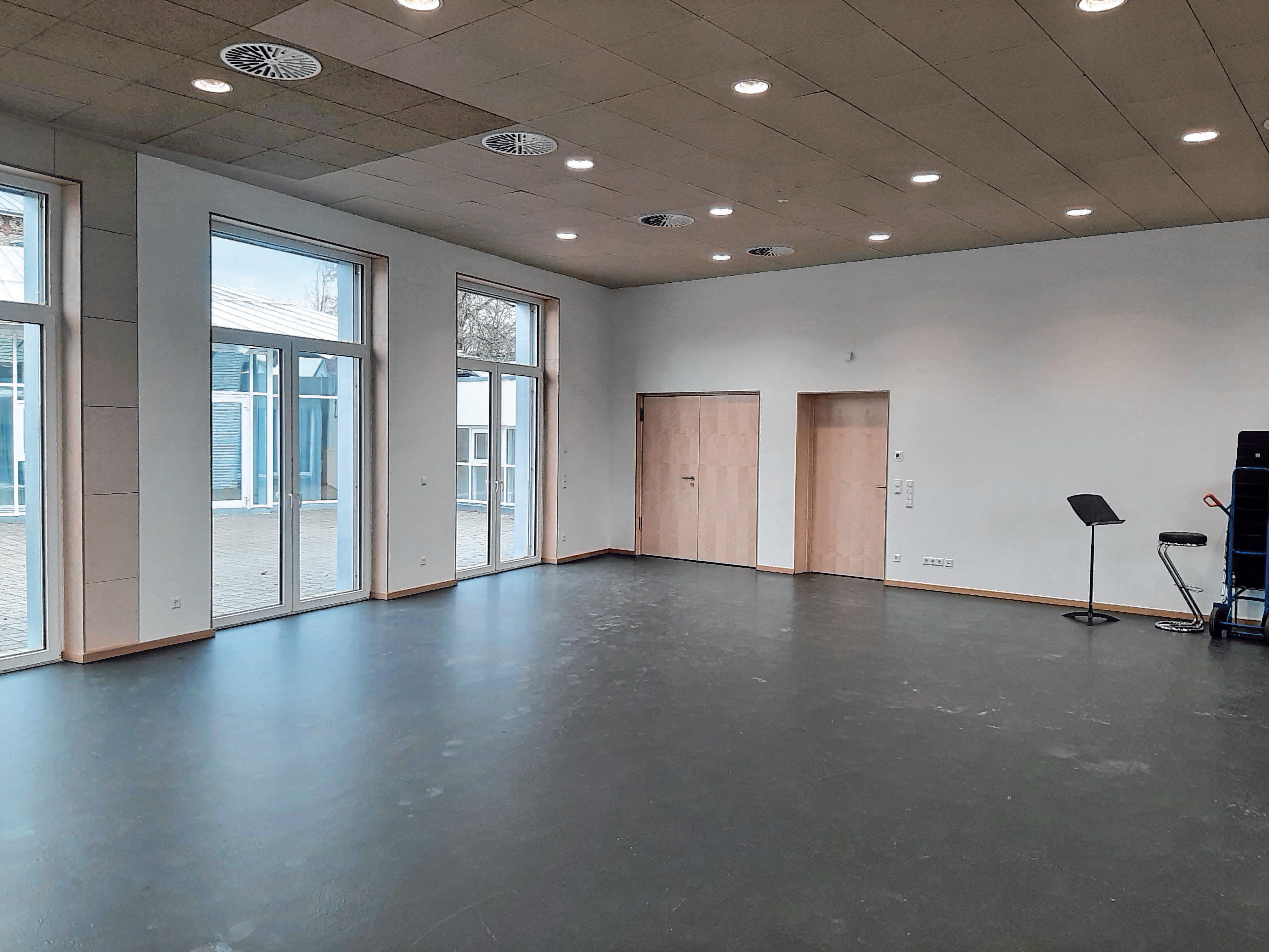 Im kleinen Saal der Erweiterung kann das 30-köpfige Erwachsenen-Orchester gemeinsam proben. Spezielle Dämmplatten an der Decke sorgen für eine gute Akustik im Raum. Im kleinen Saal der Erweiterung kann das 30-köpfige Erwachsenen-Orchester gemeinsam proben. Spezielle Dämmplatten an der Decke sorgen für eine gute Akustik im Raum.
