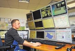 In der Netzleitwarte der Bernburger Stadtwerke laufen alle Fäden zusammen. Mitarbeiter Andreas Höhne sitzt vor unzähligen Bildschirmen und hat alles im Blick. FOTOS: ANDREAS LÖFFLER In der Netzleitwarte der Bernburger Stadtwerke laufen alle Fäden zusammen. Mitarbeiter Andreas Höhne sitzt vor unzähligen Bildschirmen und hat alles im Blick. FOTOS: ANDREAS LÖFFLER