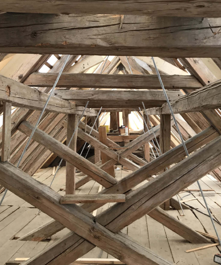 Der marode Dachstuhl führte dazu, dass sich Holzverbindungen lösten und sich das Mauerwerk der Kirche verschob. FOTO: PAWLE ARCHITEKTEN Der marode Dachstuhl führte dazu, dass sich Holzverbindungen lösten und sich das Mauerwerk der Kirche verschob. FOTO: PAWLE ARCHITEKTEN
