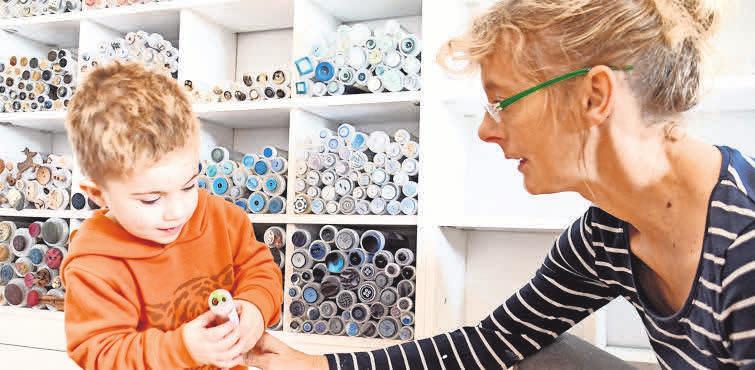 Die tollen Knöpfe finden auch Kinder toll. Henrike Blöthes Enkel möchte gern den Treckerknopf haben. Die tollen Knöpfe finden auch Kinder toll. Henrike Blöthes Enkel möchte gern den Treckerknopf haben.