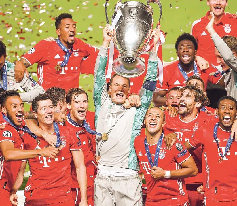 Mehr geht nicht: Bayern-Kapitän Manuel Neuer hebt den Henkelpott in den Nachthimmel von Lissabon. Durch das 1:0 im Finale der Königsklasse gegen Paris Saint-Germain komplettierten die Münchner ihre am Ende perfekte Saison, bejubelten das Triple aus Meisterschaft, Pokalsieg und Champions League. Foto: Frank Hoermann/imago images Mehr geht nicht: Bayern-Kapitän Manuel Neuer hebt den Henkelpott in den Nachthimmel von Lissabon. Durch das 1:0 im Finale der Königsklasse gegen Paris Saint-Germain komplettierten die Münchner ihre am Ende perfekte Saison, bejubelten das Triple aus Meisterschaft, Pokalsieg und Champions League. Foto: Frank Hoermann/imago images