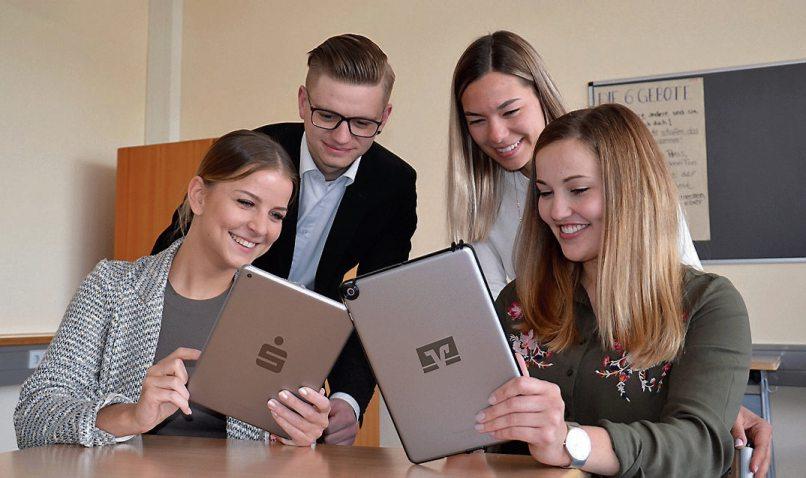 Heute lernen Bankazubis innovativ und kreativ im Tablet-basierten Unterricht. Bild: Kreissparkasse/Volksbank