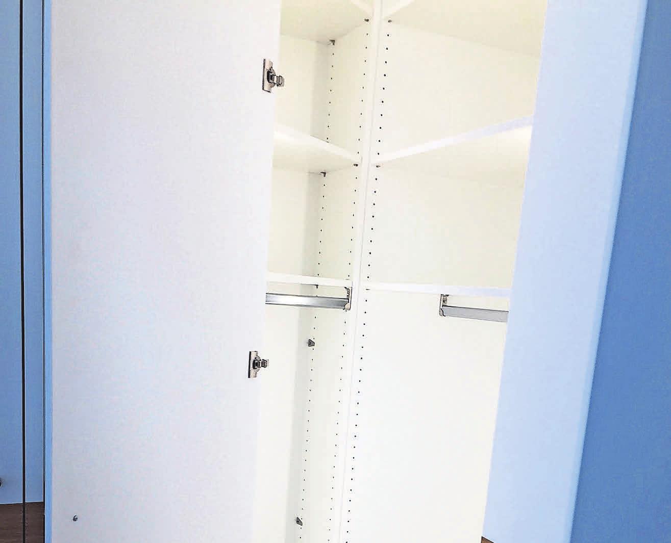 Licht im Innenraum: Das Unternehmen Helmrich mit Sitz in Isernhagen stattet Schränke und andere Möbel mit LED-Beleuchtung aus. Diese entwickeln keine Wärme und haben einen geringen Energieverbrauch. Licht im Innenraum: Das Unternehmen Helmrich mit Sitz in Isernhagen stattet Schränke und andere Möbel mit LED-Beleuchtung aus. Diese entwickeln keine Wärme und haben einen geringen Energieverbrauch.