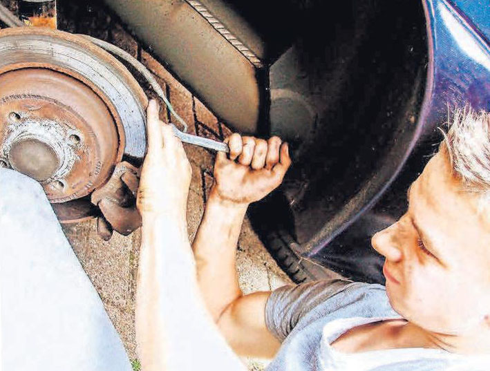 Wer langfristig etwas von seinem Wagen haben will, bringt ihn regelmäßig in die Werkstatt. Wer langfristig etwas von seinem Wagen haben will, bringt ihn regelmäßig in die Werkstatt.