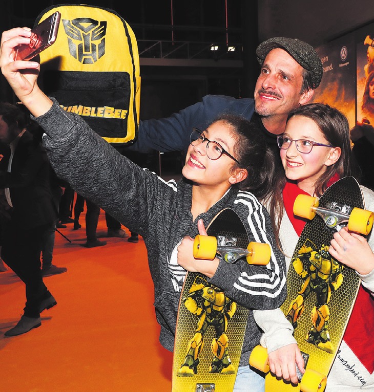 Max von Thun nahm sich Zeit für die Fans Maram Ridane and Aimee Weinert. Foto: Franziska Krug/Getty Images for Volkswagen AG Max von Thun nahm sich Zeit für die Fans Maram Ridane and Aimee Weinert. Foto: Franziska Krug/Getty Images for Volkswagen AG