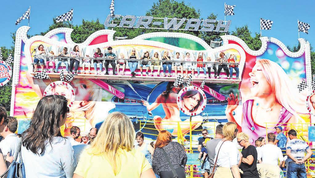 Auf dem Festplatz an der Oesselser Straße gibt es zahlreiche Fahrgeschäfte und Essensstände. Auf dem Festplatz an der Oesselser Straße gibt es zahlreiche Fahrgeschäfte und Essensstände.