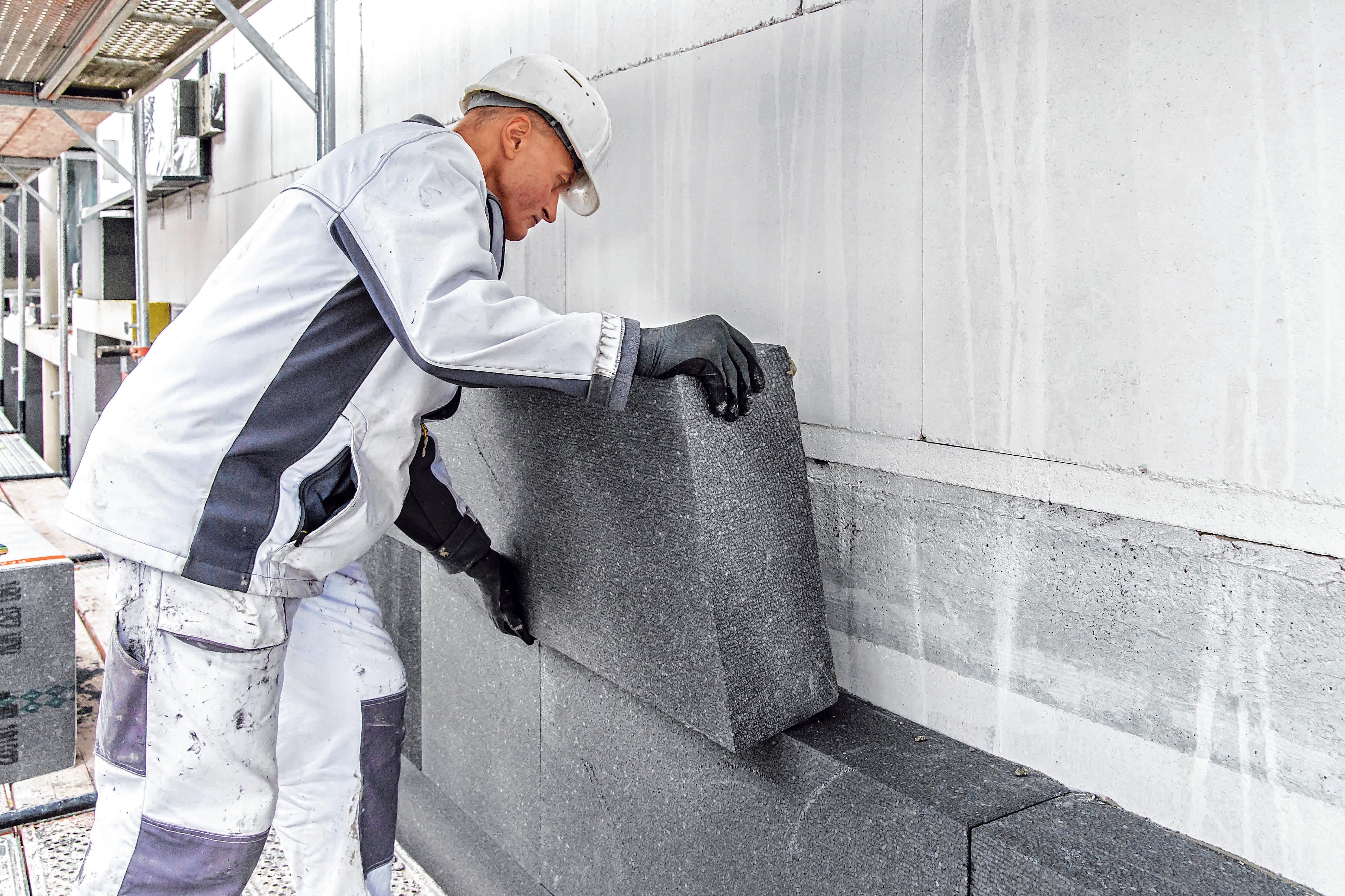Planung und Ausführung einer Dämmung gehören stets in die Hände erfahrener Fachleute, vom unabhängigen Energieberater bis zum Fachhandwerker. FOTO: DJD/FSDE/BASF Planung und Ausführung einer Dämmung gehören stets in die Hände erfahrener Fachleute, vom unabhängigen Energieberater bis zum Fachhandwerker. FOTO: DJD/FSDE/BASF