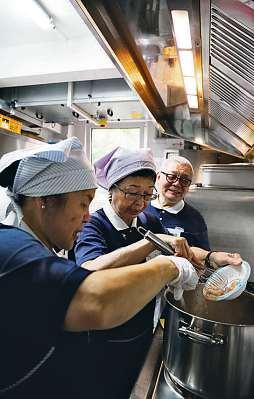 Die taiwanesischen Köchinnen bereiten im Café Ursprung vegetarisch-asiatische Spezialitäten zu