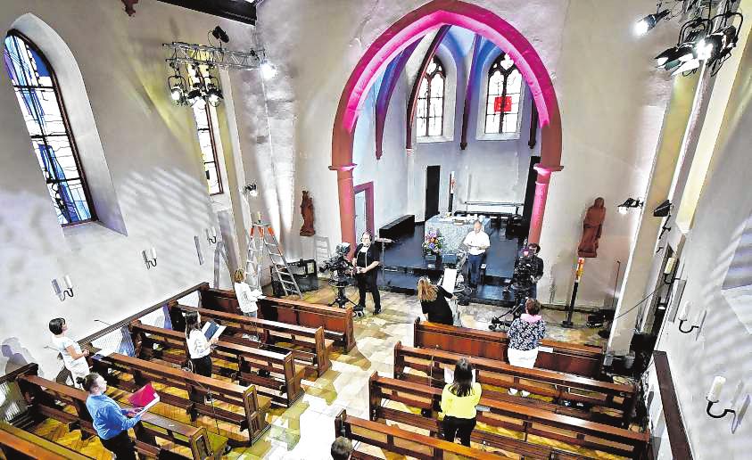 Bei der Generalprobe für den TV-Gottesdienst in der Hospitalkirche läuft alles so ab wie bei der Live-Sendung. Bilder: Dietmar Funck Bei der Generalprobe für den TV-Gottesdienst in der Hospitalkirche läuft alles so ab wie bei der Live-Sendung. Bilder: Dietmar Funck