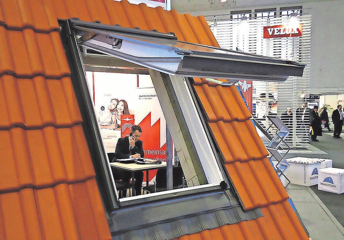 Fachleute und Experten informieren an Messeständen über die verschiedenen Möglichkeiten des Ausbaus. Foto: Busche Fachleute und Experten informieren an Messeständen über die verschiedenen Möglichkeiten des Ausbaus. Foto: Busche