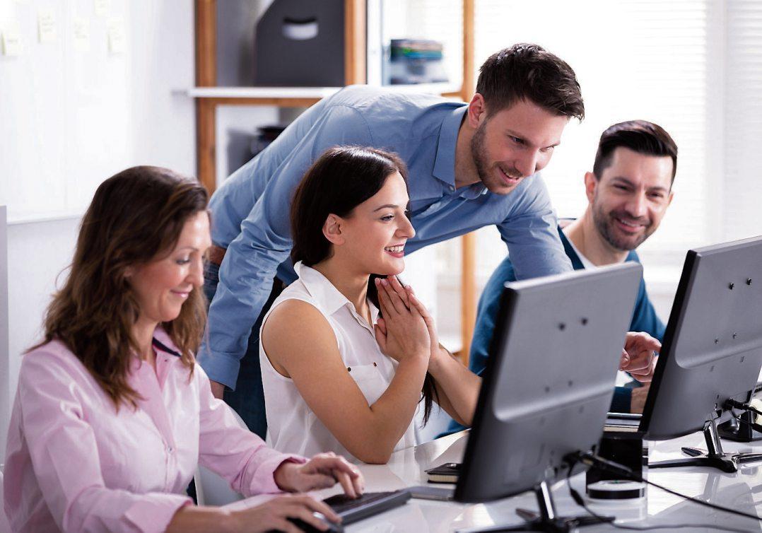 Die Arbeitswelt wandelt sich laufend: Weiterbildung lohnt sich für Beschäftigte also fast immer. Bild: Andrey Popov/stock.adobe.com