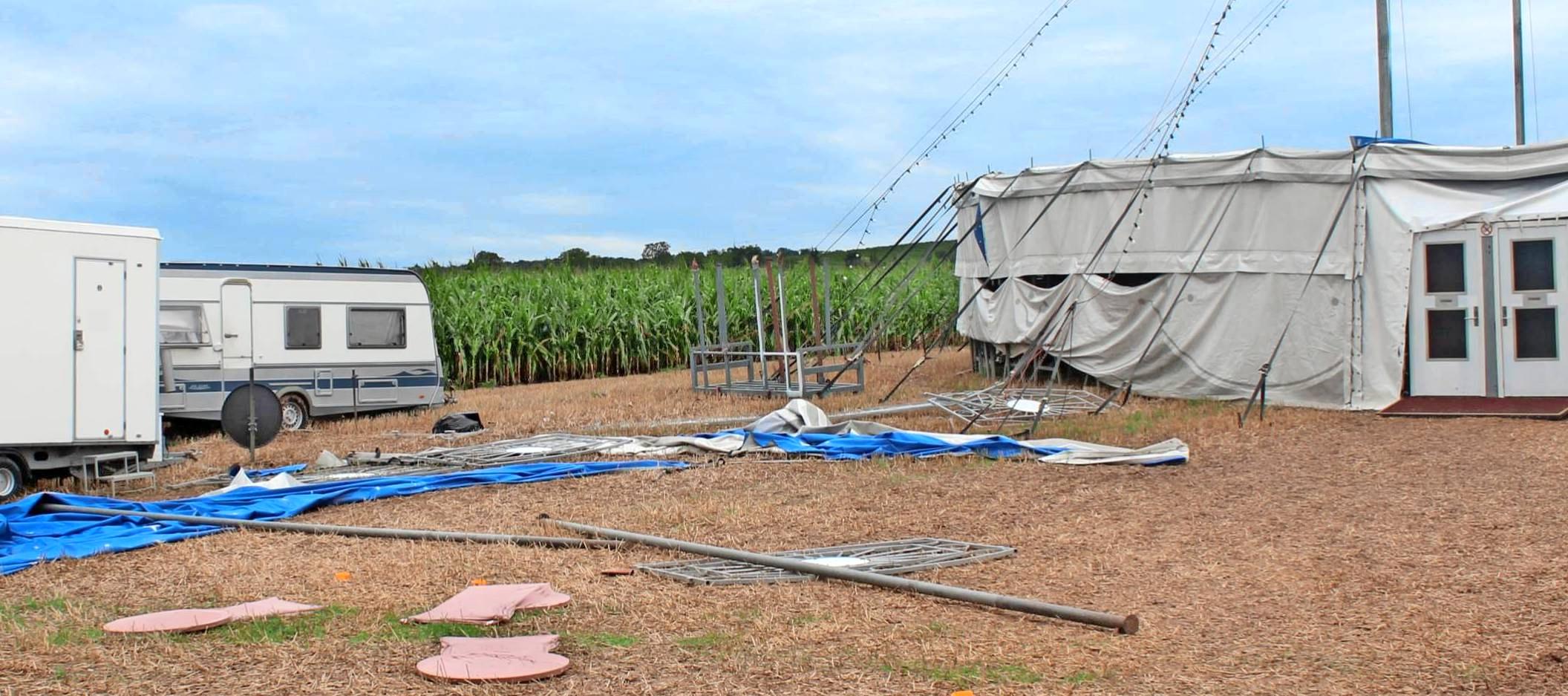 Schwer getroffen wurde der Familienzirkus Althoff: Der Sturm hat unter anderem das Tier- und das Zuschauerzelt vollkommen zerstört. Fotos: Heike Kinkopf Schwer getroffen wurde der Familienzirkus Althoff: Der Sturm hat unter anderem das Tier- und das Zuschauerzelt vollkommen zerstört. Fotos: Heike Kinkopf