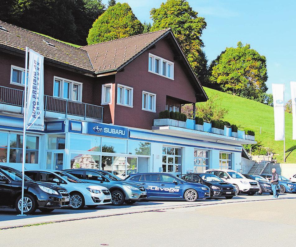 Die Besucher können sich die neuen Modelle zeigen lassen.