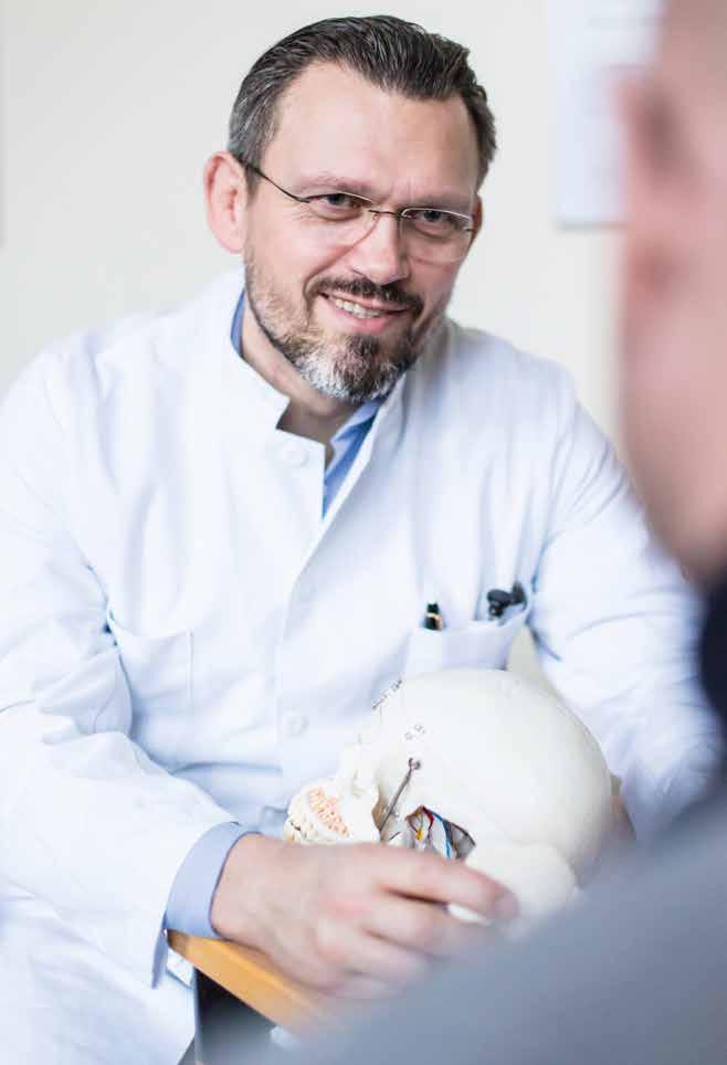 Prof. Dr. Jens Eduard Meyer gehört zu den Gründern des ersten fachübergreifenden Schädelbasiszentrums in Norddeutschland. Fotos: Heike Rössing