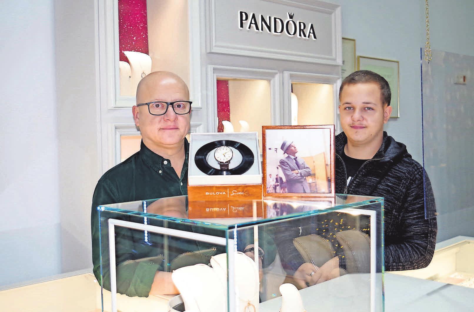 Firmenchef Michael Graeber und sein Sohn Daniel stellen die neue Kollektion vor. Firmenchef Michael Graeber und sein Sohn Daniel stellen die neue Kollektion vor.