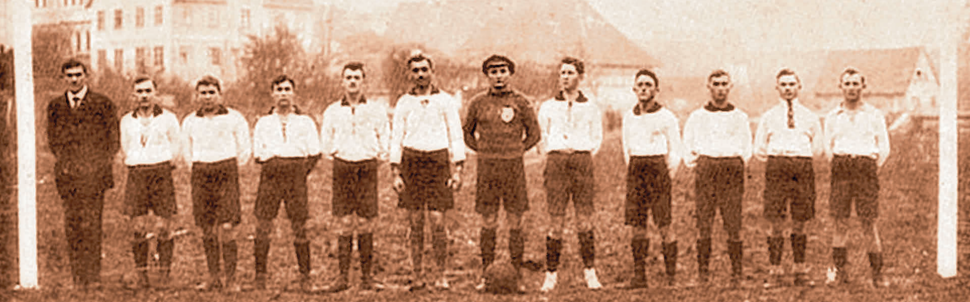 Die Gründungsmannschaft des FC Ostrach 1919: Die ersten Fußballspiele fanden im Obstgarten von Bürgermeister Müller statt. Heute unvorstellbar. FOTO:S PR Die Gründungsmannschaft des FC Ostrach 1919: Die ersten Fußballspiele fanden im Obstgarten von Bürgermeister Müller statt. Heute unvorstellbar. FOTO:S PR