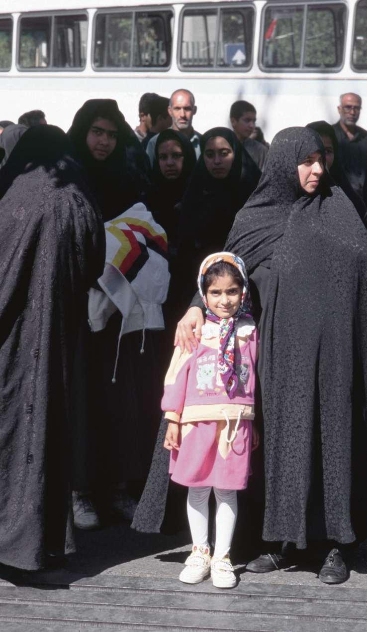 Rosa ist die Hoffnung. Vielleicht wird dieses kleine Mädchen einmal frei darüber entscheiden können, ob und wann es Kinder bekommt, was es anziehen und wohin es reisen möchte. Der Generation ihrer Mutter ist dieses Glück nicht beschieden. Rosa ist die Hoffnung. Vielleicht wird dieses kleine Mädchen einmal frei darüber entscheiden können, ob und wann es Kinder bekommt, was es anziehen und wohin es reisen möchte. Der Generation ihrer Mutter ist dieses Glück nicht beschieden.