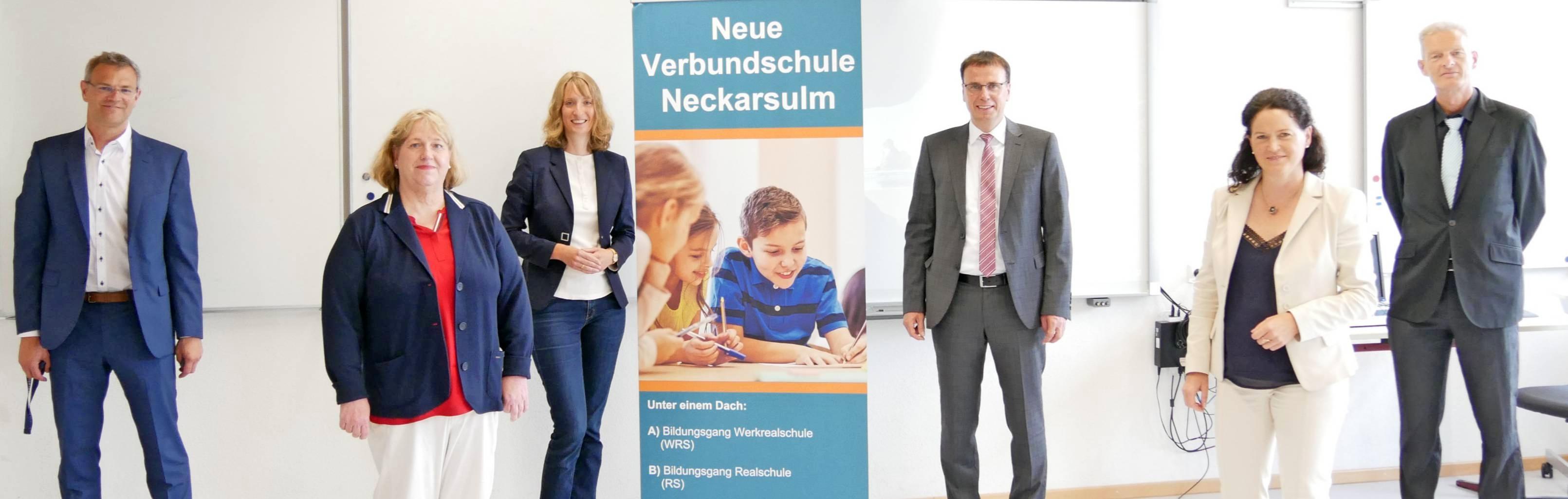 Besuch in den künftigen Räumen der Verbundschule: (v. li.) Schulleiter Marco Haaf, Amtsleiterin Doris Wohlfahrt, Landtagsabgeordnete Isabell Huber, Staatssekretär Volker Schebesta, AG-Leiterin Antje David und Schulamtsdirektor Markus Wenz. Foto: snp Besuch in den künftigen Räumen der Verbundschule: (v. li.) Schulleiter Marco Haaf, Amtsleiterin Doris Wohlfahrt, Landtagsabgeordnete Isabell Huber, Staatssekretär Volker Schebesta, AG-Leiterin Antje David und Schulamtsdirektor Markus Wenz. Foto: snp