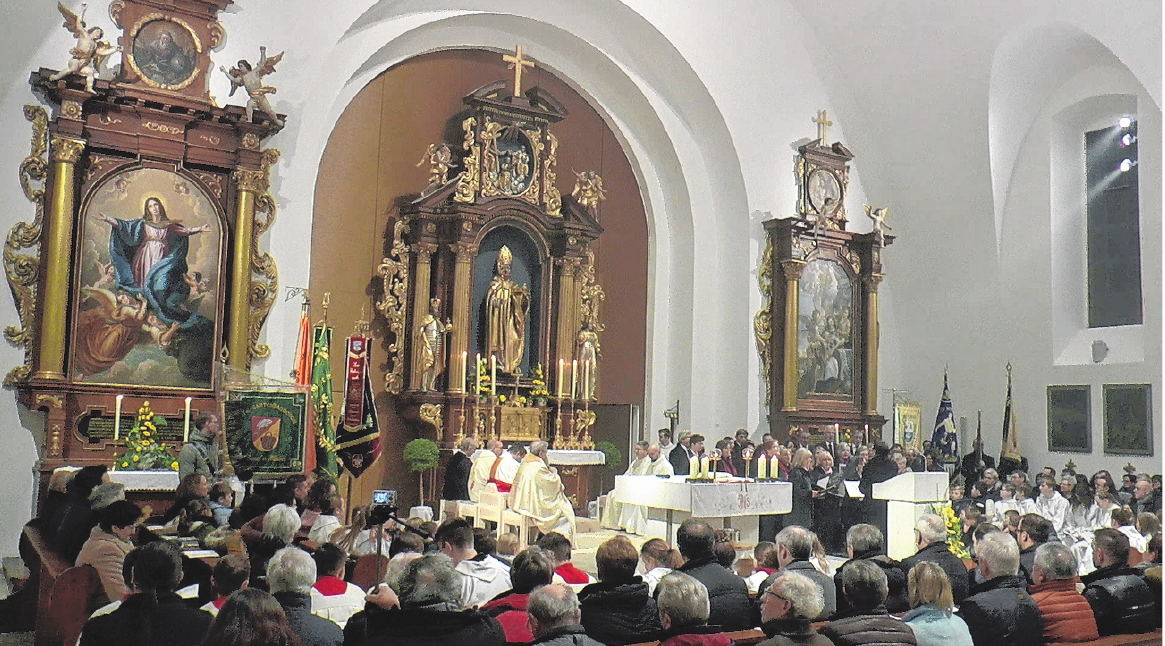 Dank unzähliger Helfer erstrahlt die Kirche in neuem Glanz. Dank unzähliger Helfer erstrahlt die Kirche in neuem Glanz.