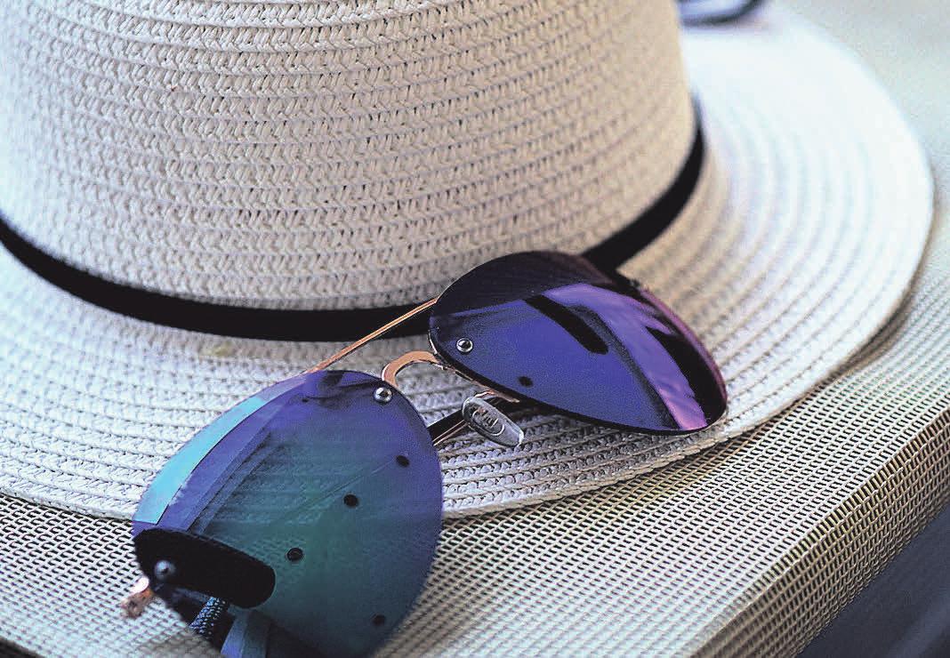 Sonnenhut und Sonnenbrille sind ein wichtiger Schutz Sonnenhut und Sonnenbrille sind ein wichtiger Schutz