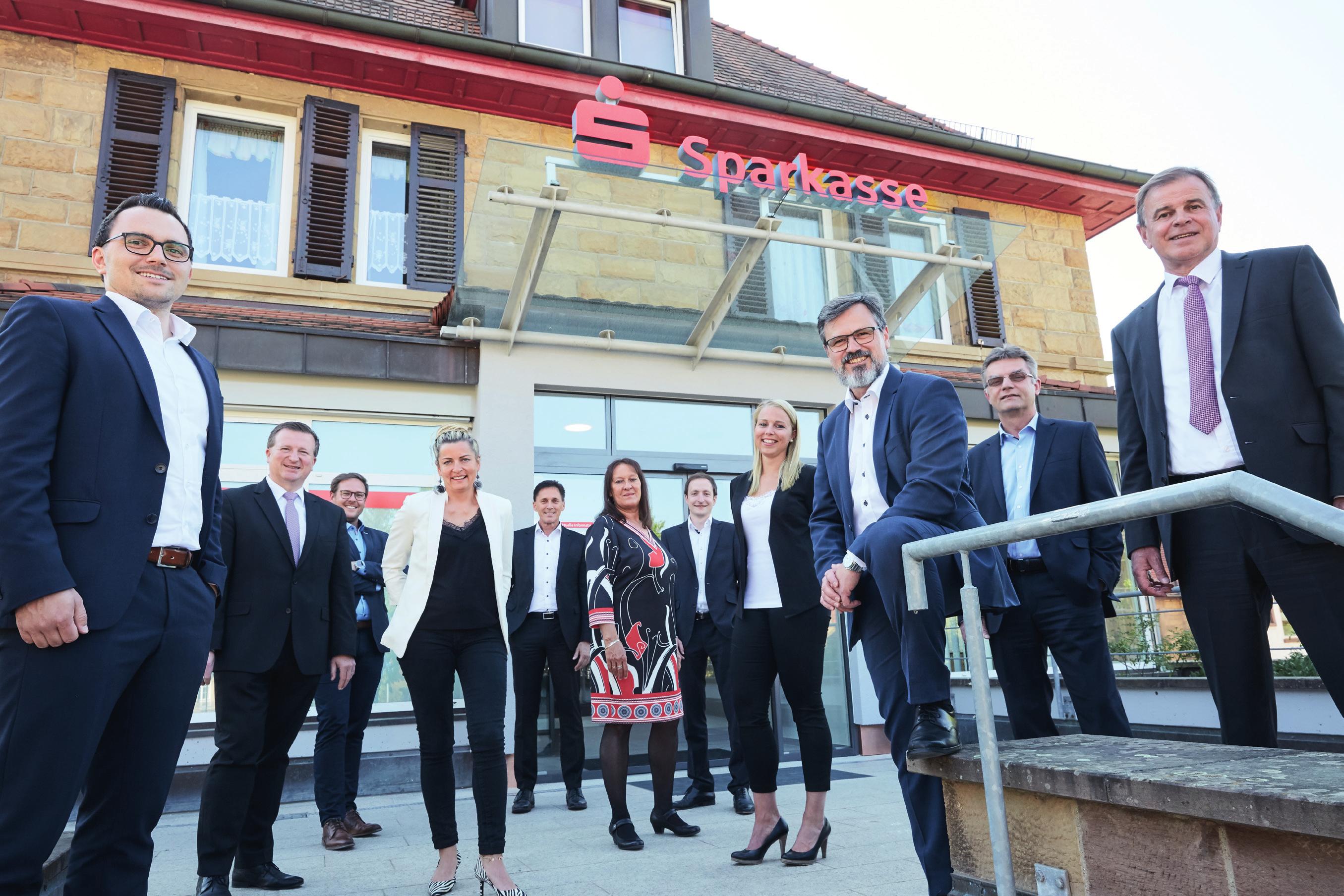 Vor der umgebauten Sparkasse in Maulbronn v.l. Geschäftsstellenleiter Jens Leicht, Direktor Gerd Owczarek, Vermögensberater Rouven Hipp, Kundenberaterin Stephanie Ebser, Individualkundenberater Michael Bäder, Kundenberaterin Sigrid Fundis, Gewerbekundenberater Christian Stark, Privatkundenberaterin Anja Martig, Baufinanzierungsberater Agustin Gastanazagogeascoa, Filialdirektor Götz Berger und Sparkassendirektor Sieghardt Bucher. Fotos: PWP Vor der umgebauten Sparkasse in Maulbronn v.l. Geschäftsstellenleiter Jens Leicht, Direktor Gerd Owczarek, Vermögensberater Rouven Hipp, Kundenberaterin Stephanie Ebser, Individualkundenberater Michael Bäder, Kundenberaterin Sigrid Fundis, Gewerbekundenberater Christian Stark, Privatkundenberaterin Anja Martig, Baufinanzierungsberater Agustin Gastanazagogeascoa, Filialdirektor Götz Berger und Sparkassendirektor Sieghardt Bucher. Fotos: PWP