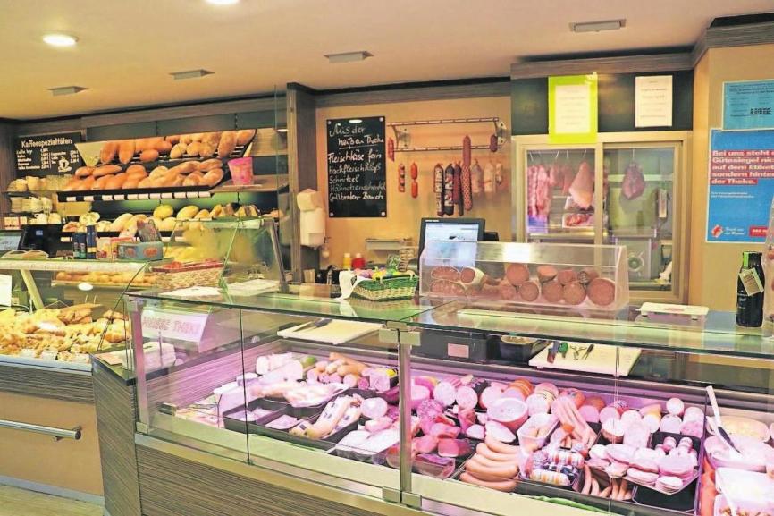Kuhn‘s Backstube und die Metzgerei Schmidkunz waren bisher in Höchstädt an diesem Standort vertreten. Jetzt wurde das Angebot um den Lebensmittelmarkt erweitert. Kuhn‘s Backstube und die Metzgerei Schmidkunz waren bisher in Höchstädt an diesem Standort vertreten. Jetzt wurde das Angebot um den Lebensmittelmarkt erweitert.