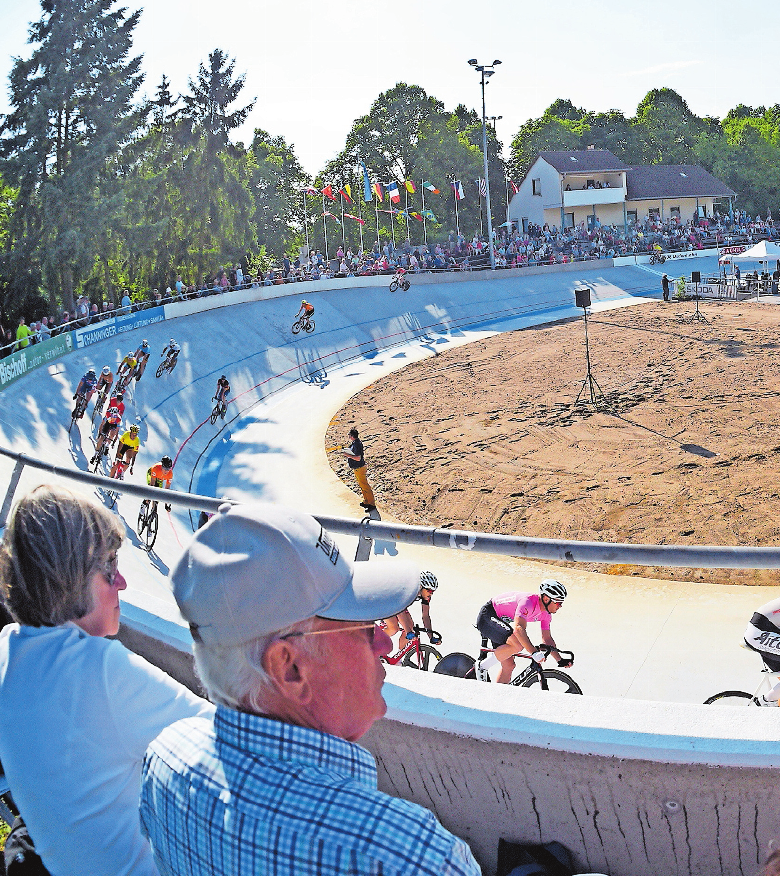 Anziehungspunkt für Sportler und Zuschauer: die Radrennbahn in Dudenhofen. ARCHIVFOTO: KUNZ Anziehungspunkt für Sportler und Zuschauer: die Radrennbahn in Dudenhofen. ARCHIVFOTO: KUNZ
