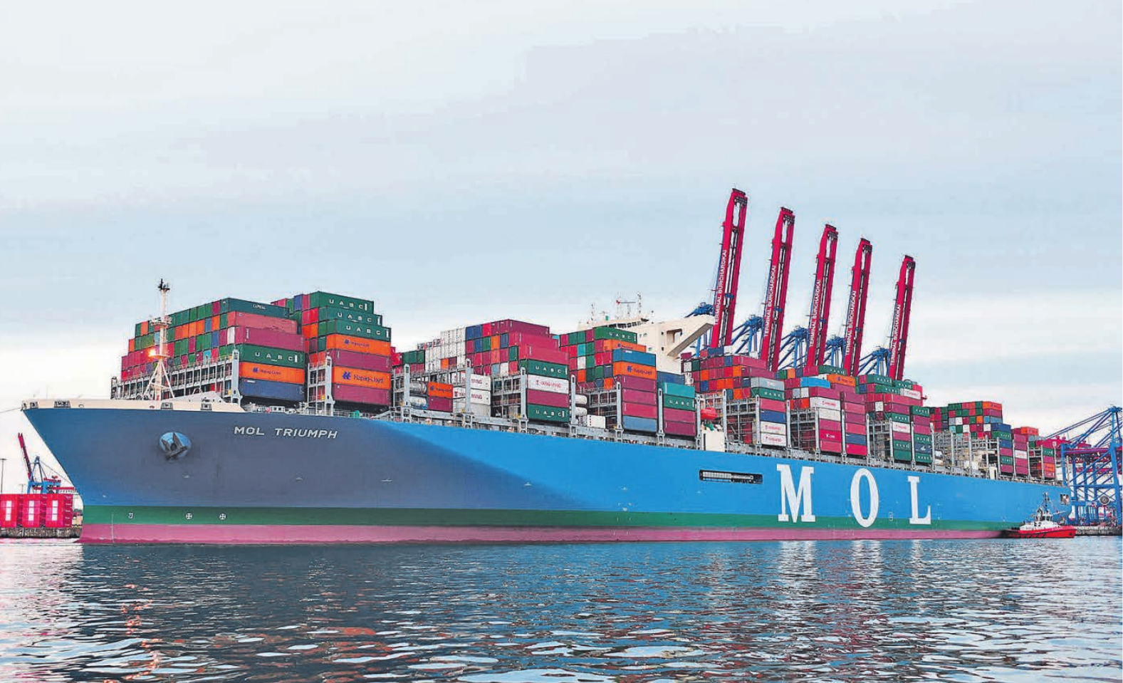 Die „MOL Triumph“, eines der größten Containerschiffe der Welt, am Hamburger HHLA-Container-Terminal Burchardkai Foto: HHLA