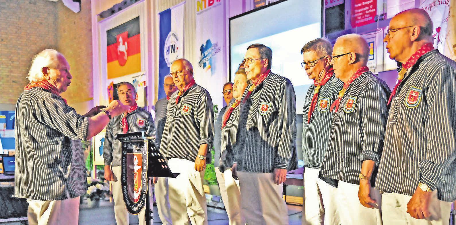 Der Shanty-Chor unter der Leitung von Werner Frenzel stimmt ein Ständchen an. Der Shanty-Chor des Männer-Quartetts singt unter der Leitung von Werner Frenzel in der Grundschule Rethen maritime und populäre Melodien. Der Shanty-Chor unter der Leitung von Werner Frenzel stimmt ein Ständchen an. Der Shanty-Chor des Männer-Quartetts singt unter der Leitung von Werner Frenzel in der Grundschule Rethen maritime und populäre Melodien.