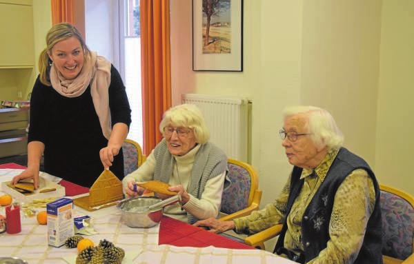 Thekla Lunow (li.) bastelt gemeinsam mit den Bewohnerinnen Ursula Groth und Irmgard Kraupner leckere Knusperhäuschen für die Adventszeit. FOTO: ULRIKE VOLKMANN Thekla Lunow (li.) bastelt gemeinsam mit den Bewohnerinnen Ursula Groth und Irmgard Kraupner leckere Knusperhäuschen für die Adventszeit. FOTO: ULRIKE VOLKMANN