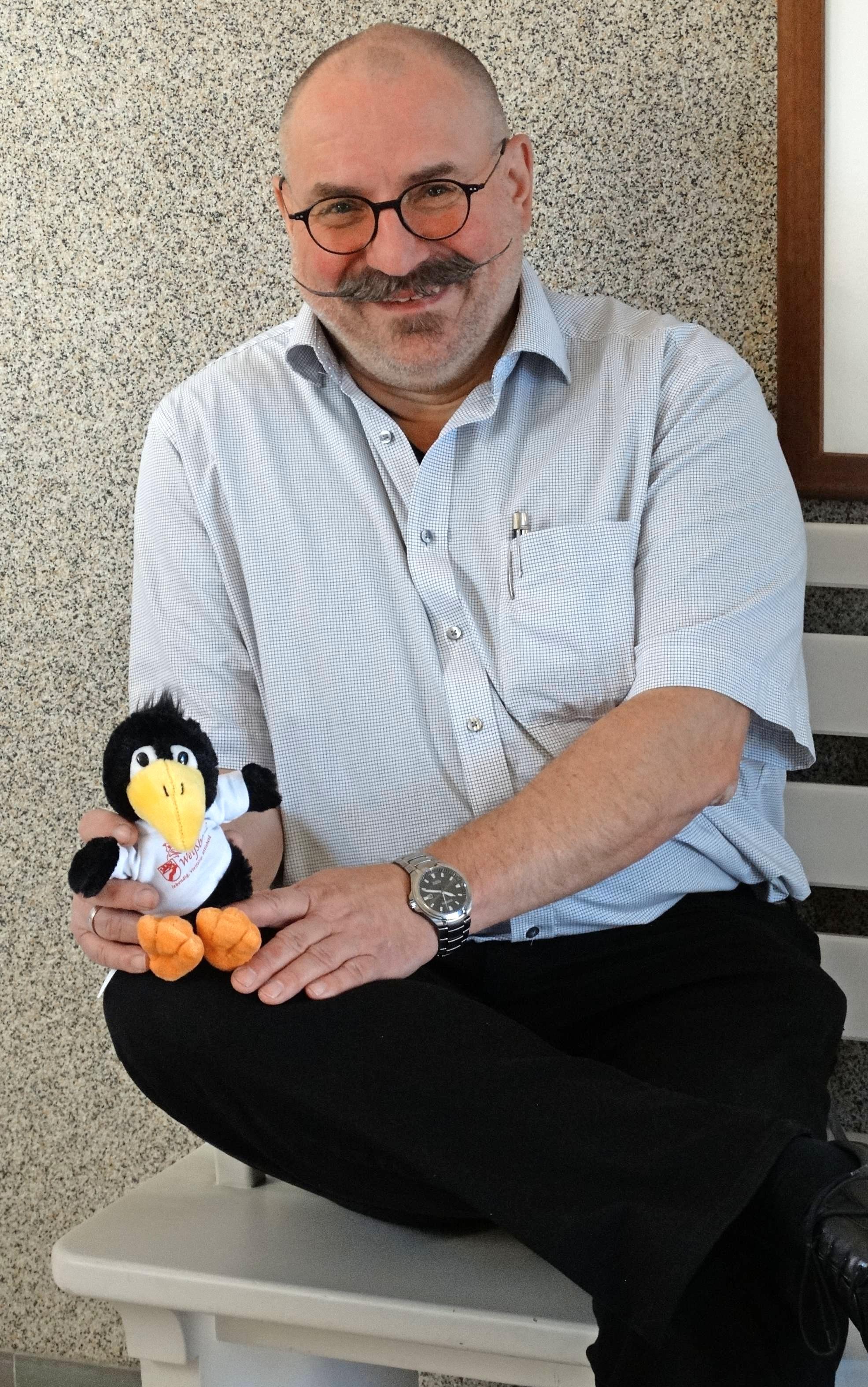 Bürgermeister Rainer Züfle mit einem Raben aus Plüsch. Bürgermeister Rainer Züfle mit einem Raben aus Plüsch.