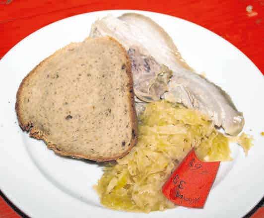 Kesselfleisch mit Sauerkraut ist auch im Angbeot. Kesselfleisch mit Sauerkraut ist auch im Angbeot.