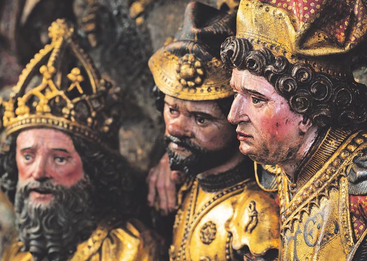 Während Georg das Martyrium erleidet, schaut ein gekrönter König mit Gefolge zu Während Georg das Martyrium erleidet, schaut ein gekrönter König mit Gefolge zu