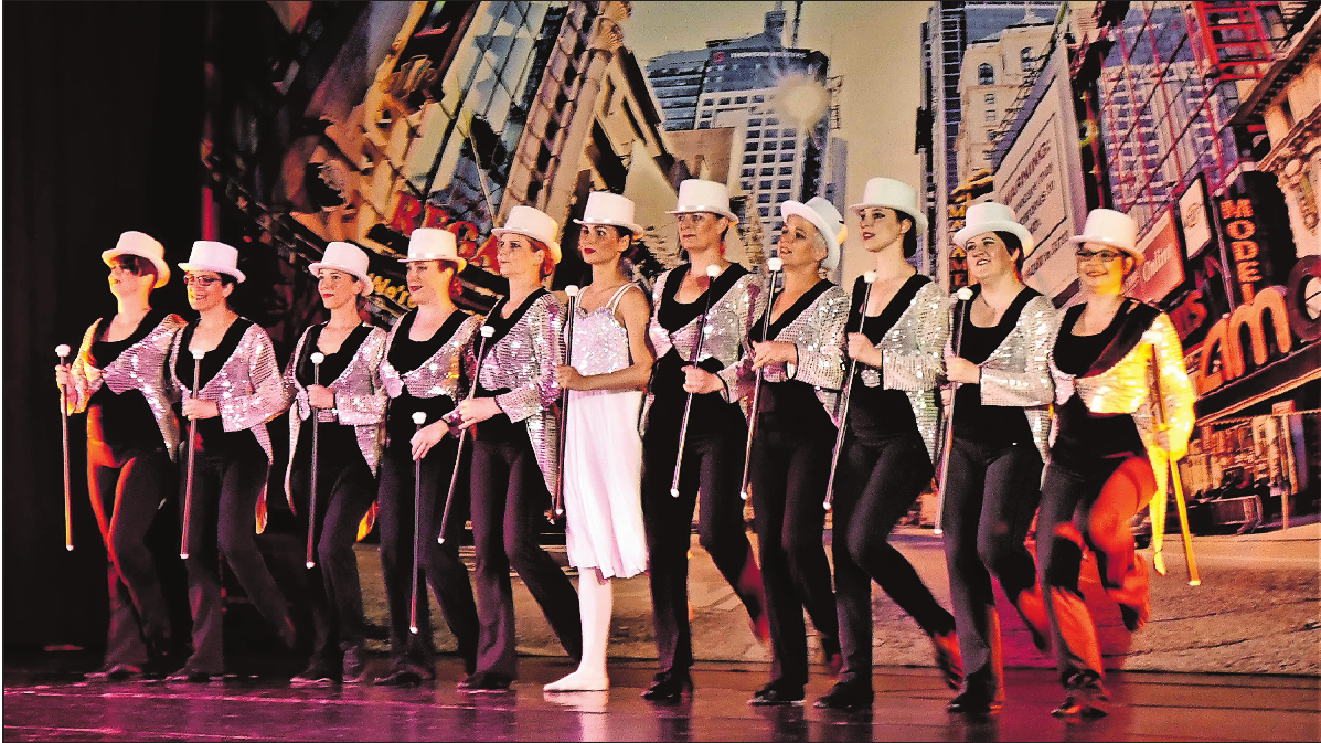 Schneewittchen am Broadway: In der Aufführung „Der vergiftete Apfel“ schafft es die Märchenfigur sogar bis nach New York. FOTO: BRÄUNLING Schneewittchen am Broadway: In der Aufführung „Der vergiftete Apfel“ schafft es die Märchenfigur sogar bis nach New York. FOTO: BRÄUNLING