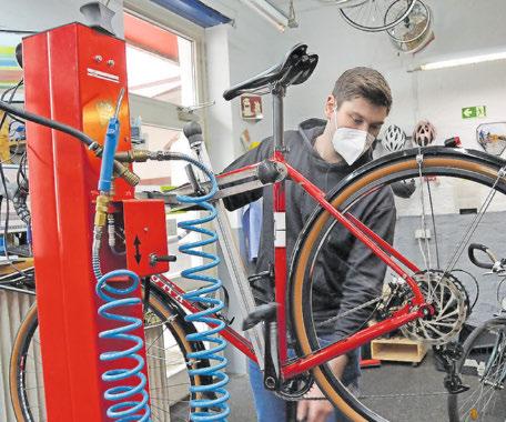 Corbinian Sehmer bei einer Reparatur. Foto: Stefan Bohlander Corbinian Sehmer bei einer Reparatur. Foto: Stefan Bohlander