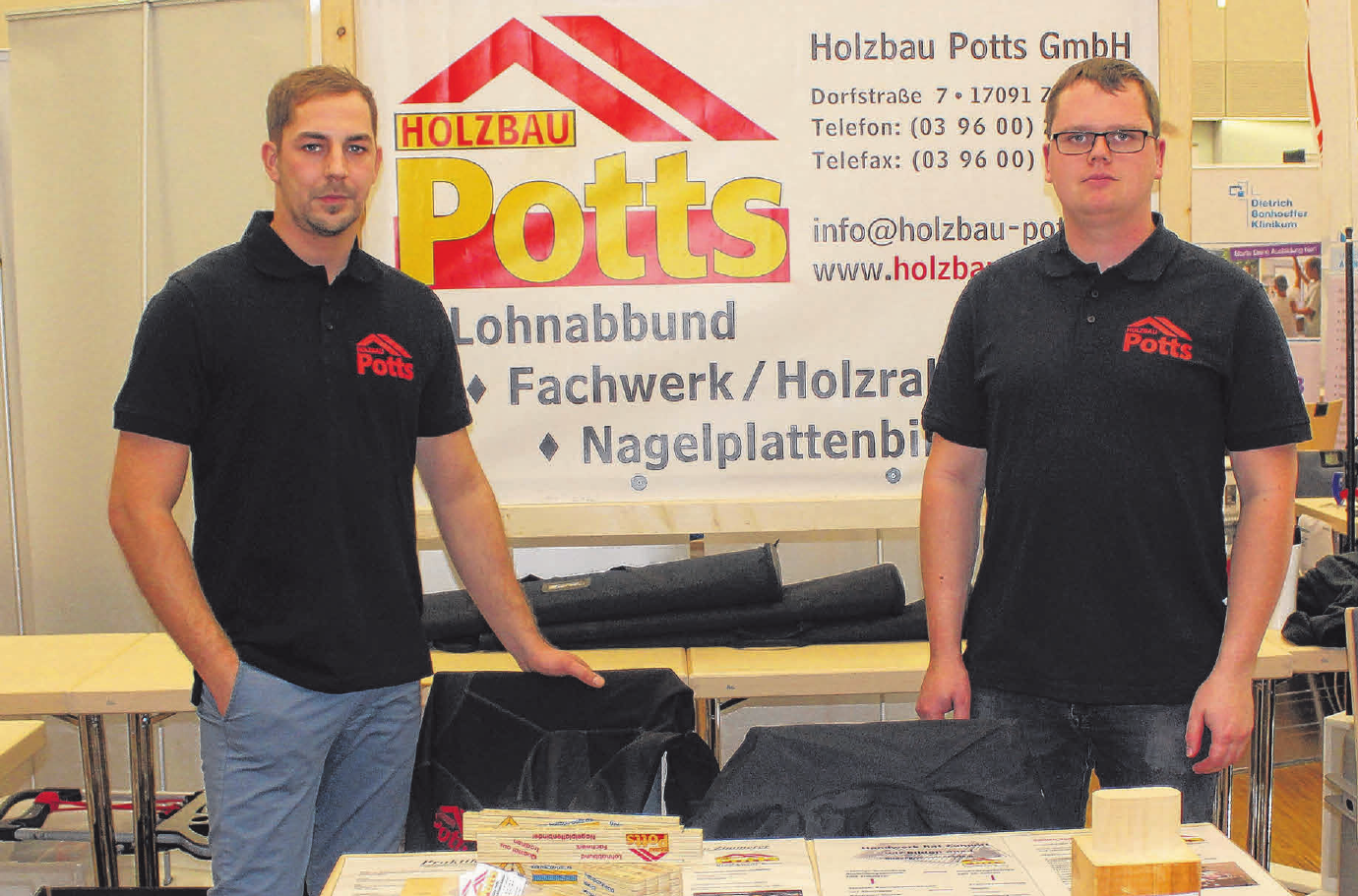 Robert Raude (rechts) studiert Bauingenieurwesen und arbeitet nebenbei bei Holzbau Potts, und Ricardo Krüger (links) ist ausgebildeter Zimmermann. Foto: Johanna Horak Robert Raude (rechts) studiert Bauingenieurwesen und arbeitet nebenbei bei Holzbau Potts, und Ricardo Krüger (links) ist ausgebildeter Zimmermann. Foto: Johanna Horak